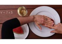 Vetëm mbështetni gishtat: METODË GJENIALE që të masni sa ushqim duhet të hani, por të MOS SHTONI PESHË (video)